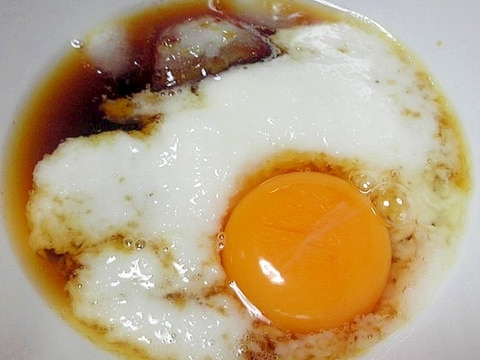 麺つゆに山芋と卵黄を入れた辛旨つけダレ